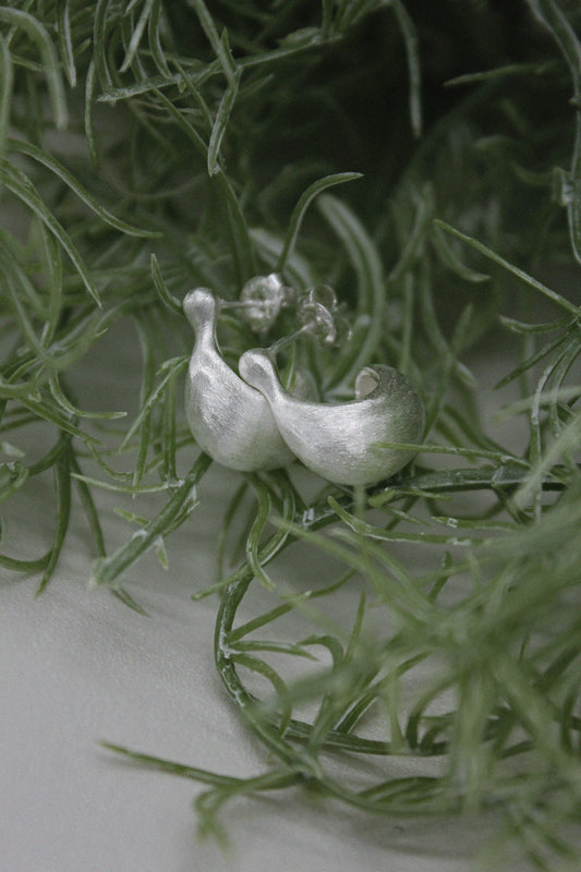 PEBBLE GLOW HOOP EARRINGS (SILVER)