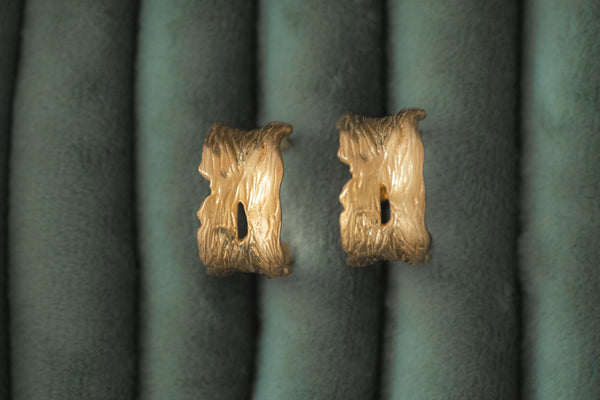 MATTE FLAT WAVED HOOP EARRINGS (GOLD)