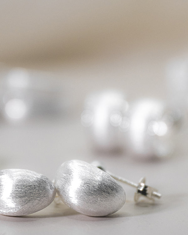 PEBBLE GLOW HOOP EARRINGS (SILVER)