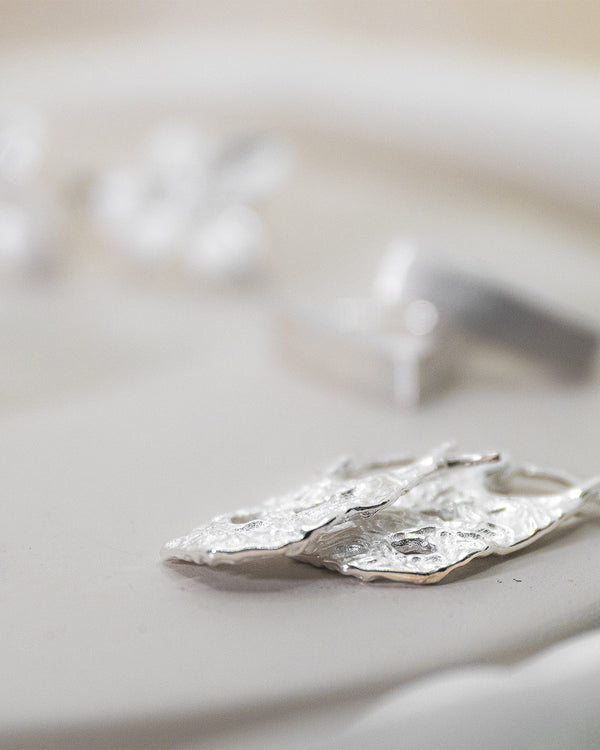 EROSION HOOP EARRINGS (SILVER)